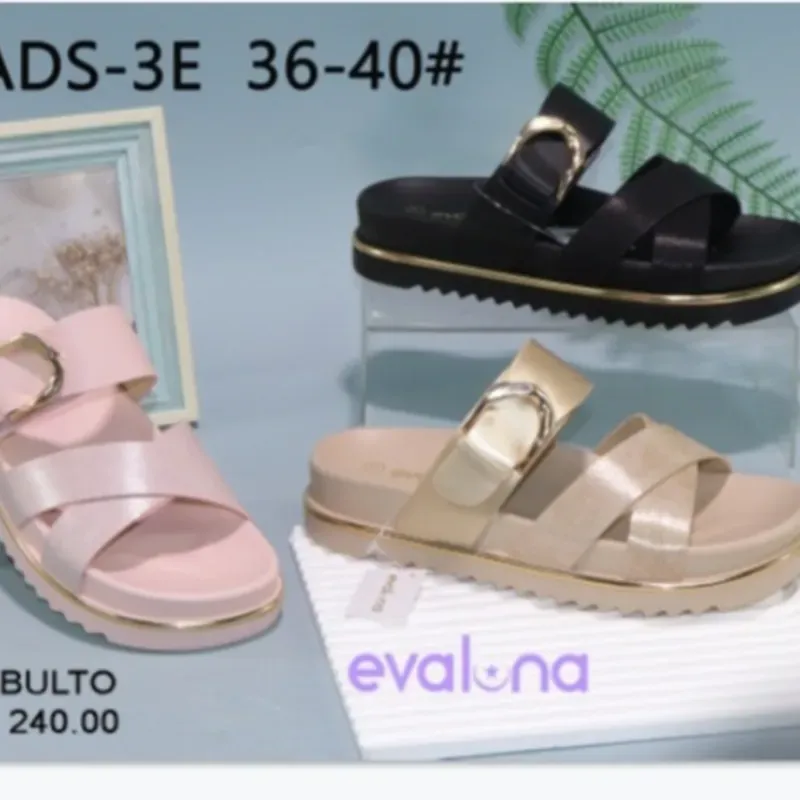 Sandalias con filo dorado descalzadas