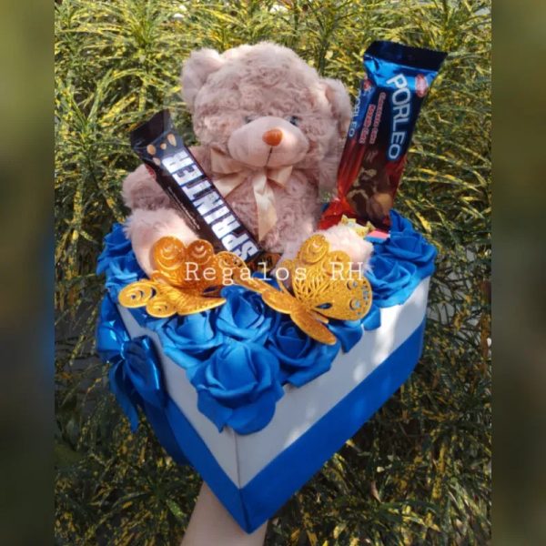 Corazón de rosas originales y peluche