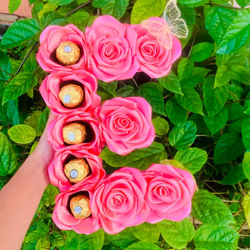 Letras con rosas y bombones