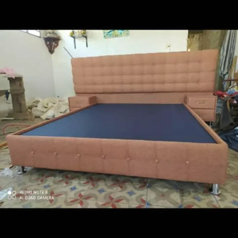 CAMA SIN PIELERA Y CON MESITAS