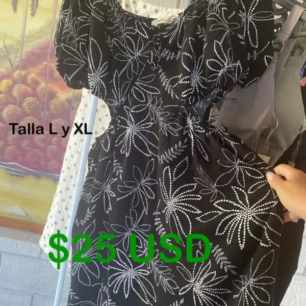 Vestido negro con escote en los lados