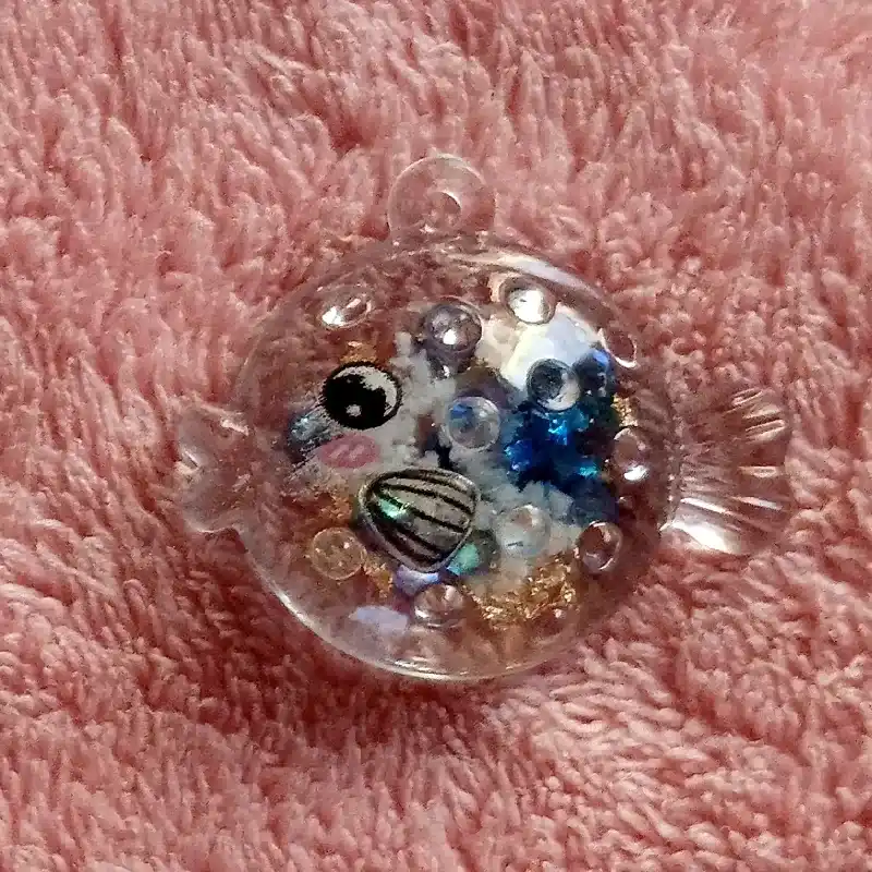 Dije figura fluorescente de resina pez 1