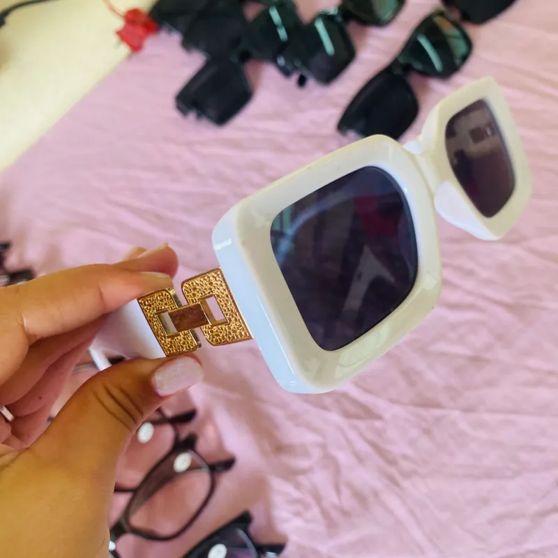 Gafas de sol con lentes oscuros y detalles en la armadura