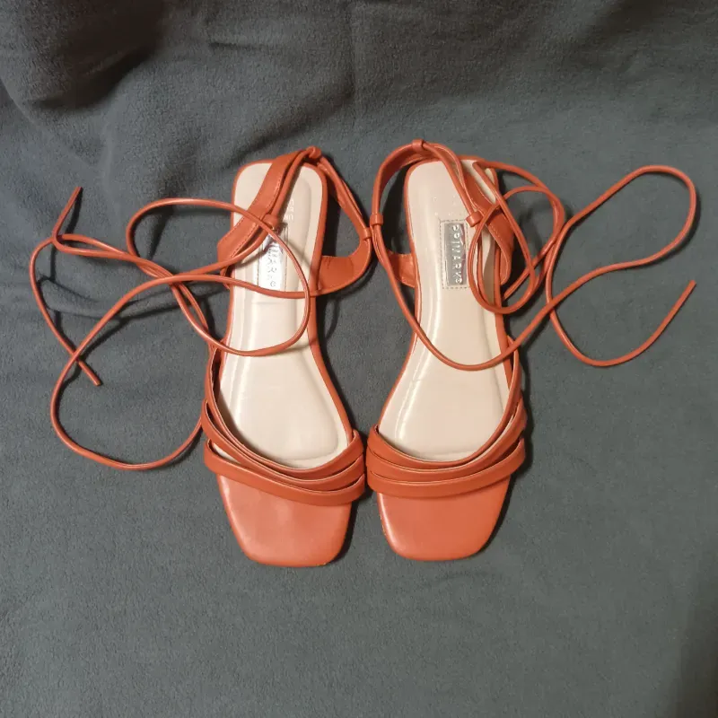 Sandalias naranja con tiras