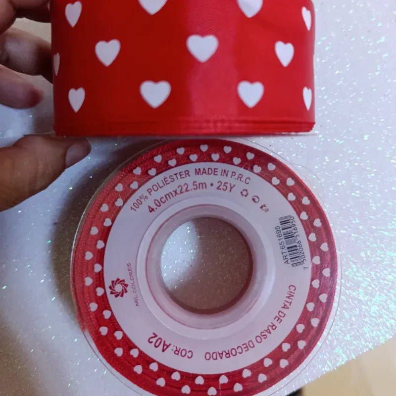 Cinta satinada roja con corazones blancos