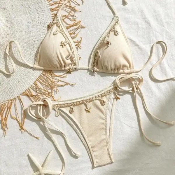 Bikini beige con adornos de caracoles