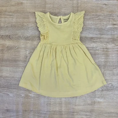 Vestido amarillo con encaje