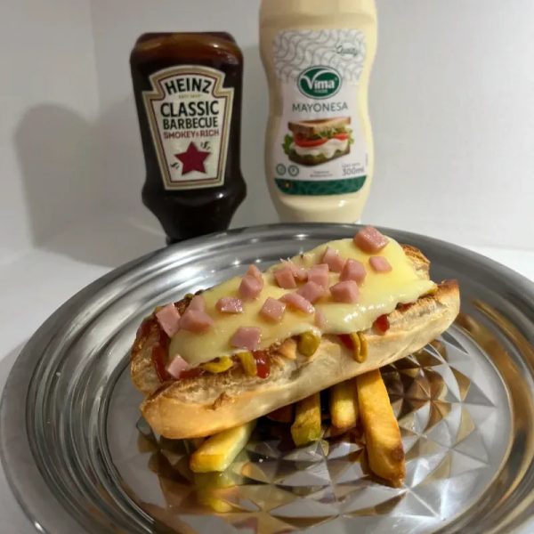 Pan con perro y jamón y queso