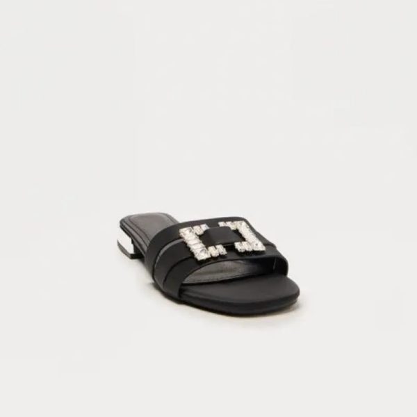 Sandalias negras con hebilla