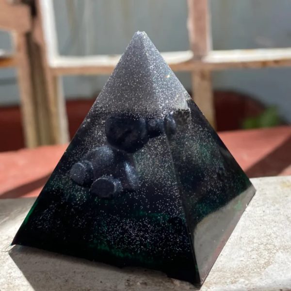 Pirámide en Negro 