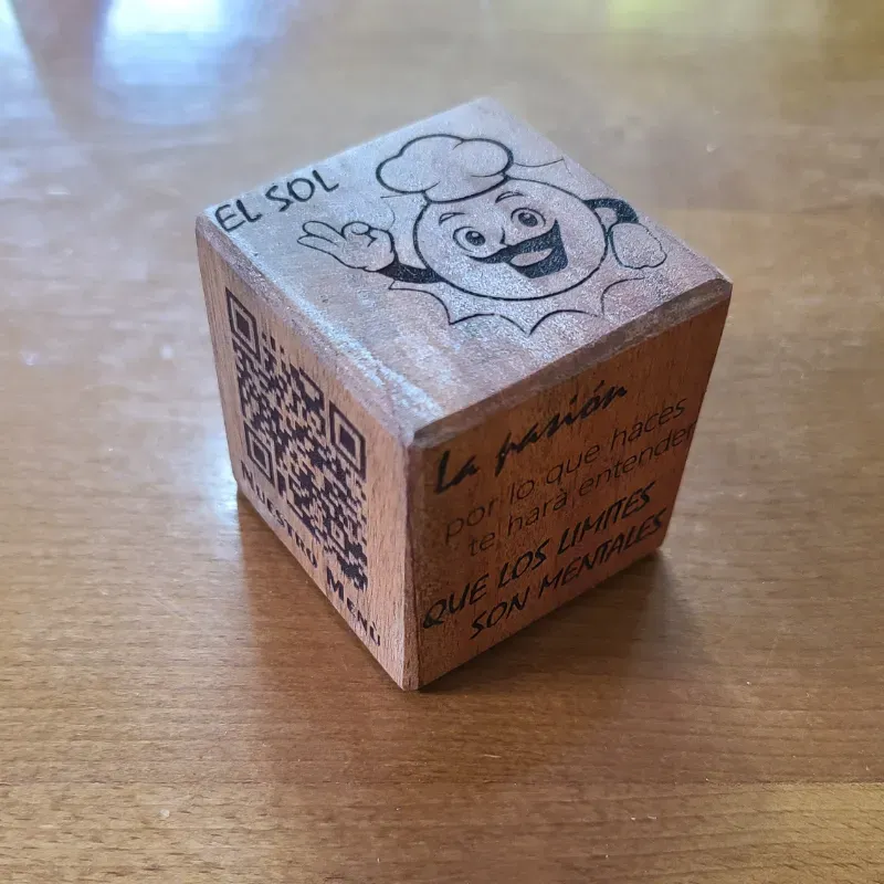 Centro de la mesa forma de cubo con código QR