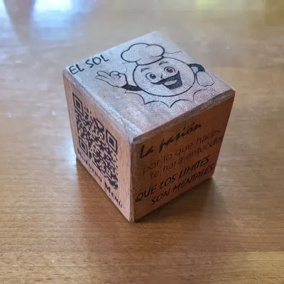 Centro de la mesa forma de cubo con código QR