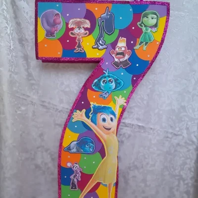 Piñata de número Intensamente