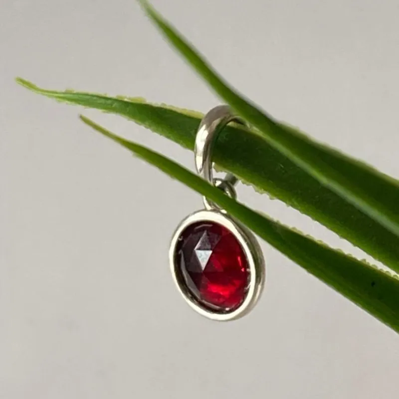 Charm Colgante de Piedra Roja