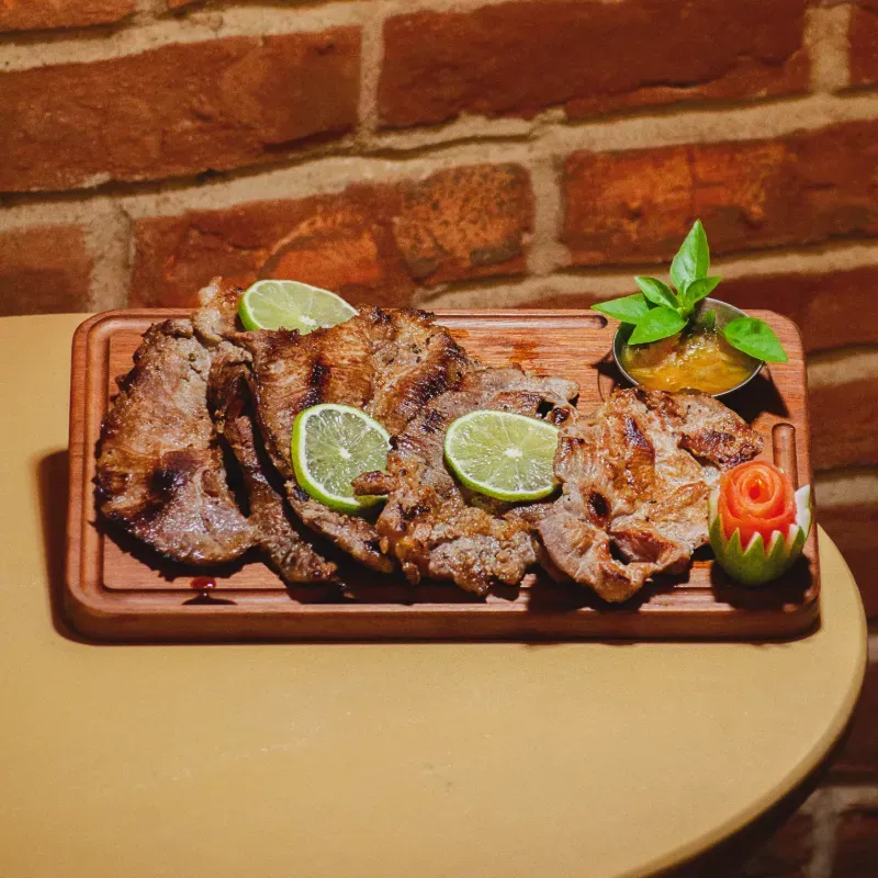 BISTEC DE CERDO A LA PLANCHA