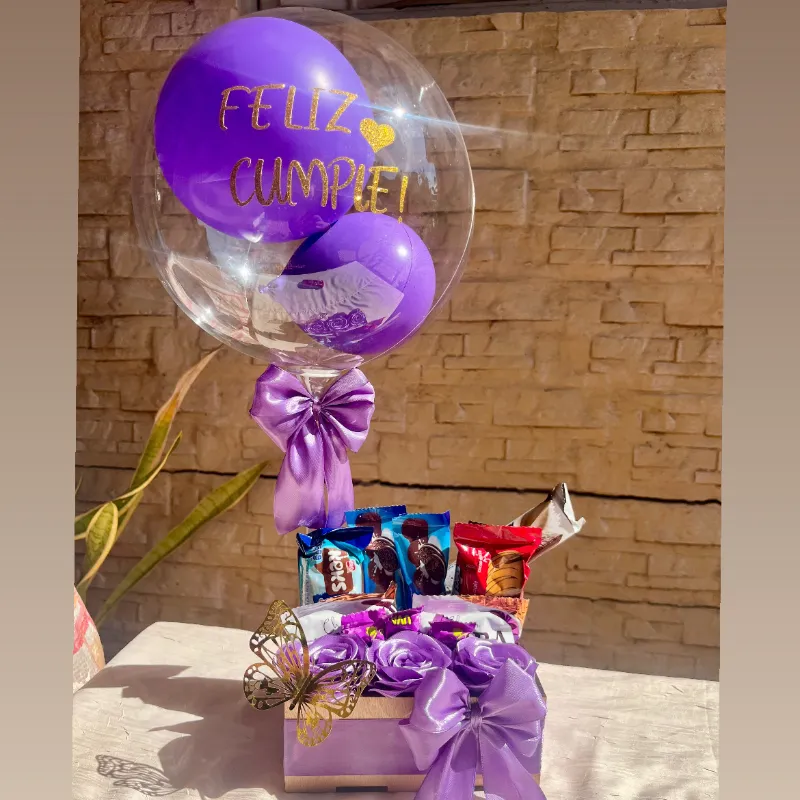 Caja de madera con confituras y rosas eternas