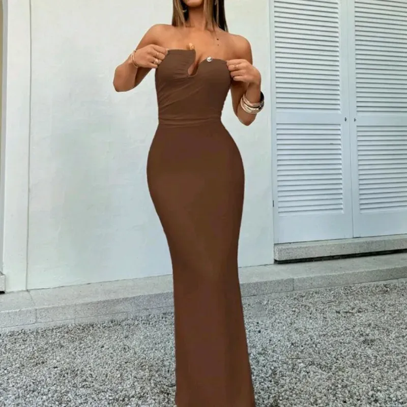  Vestido con escote rígido — Marrón