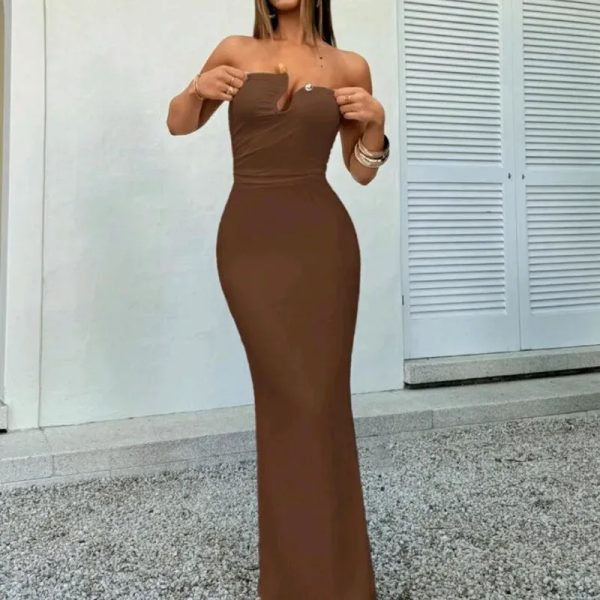  Vestido con escote rígido — Marrón