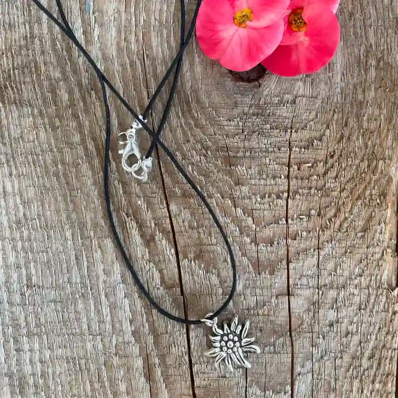 Collar de cordón negro con dije