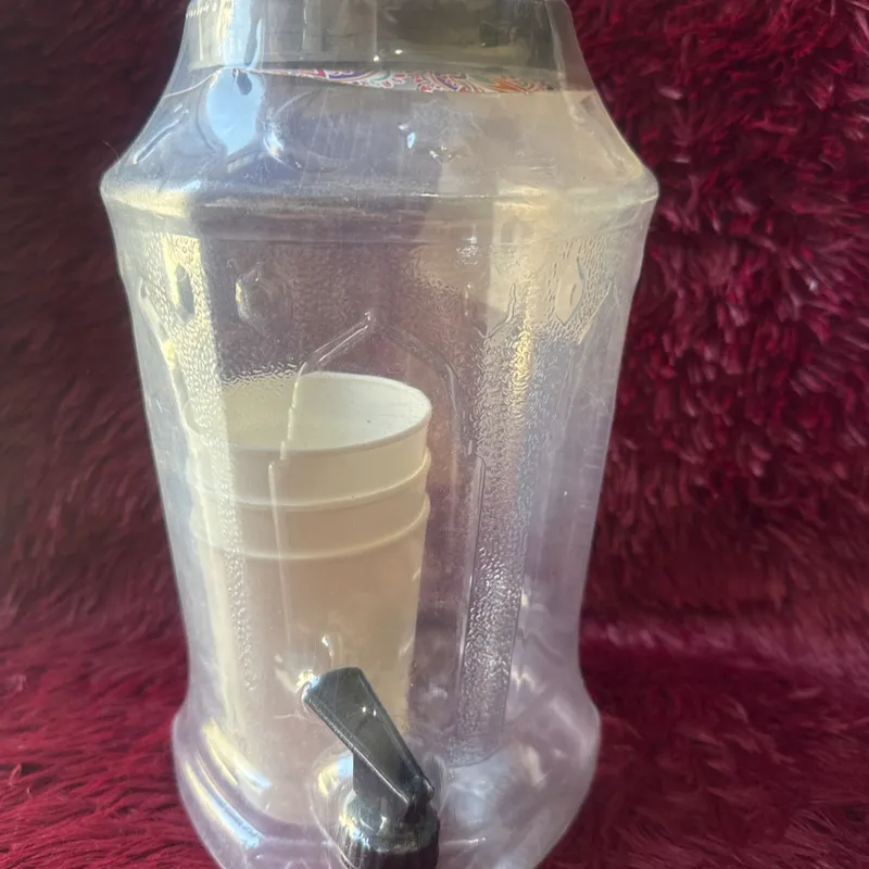 Dispensador de agua con vasos.