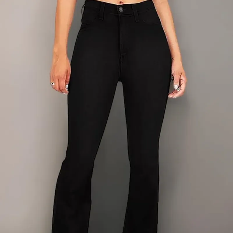 Pantalón negro acampanado