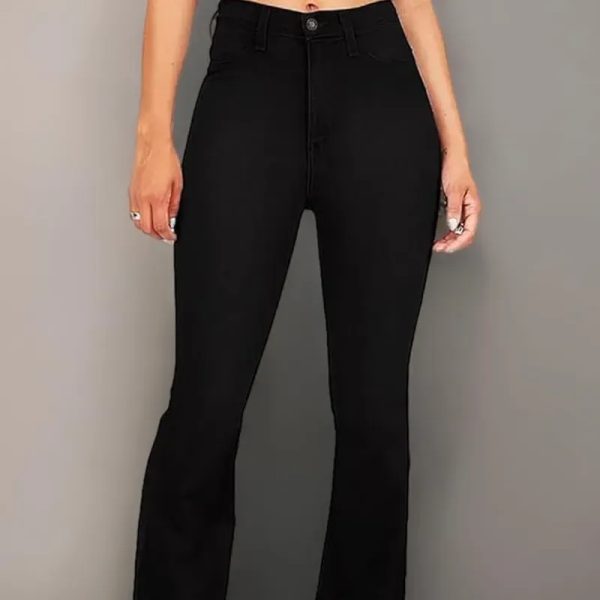 Pantalón negro acampanado