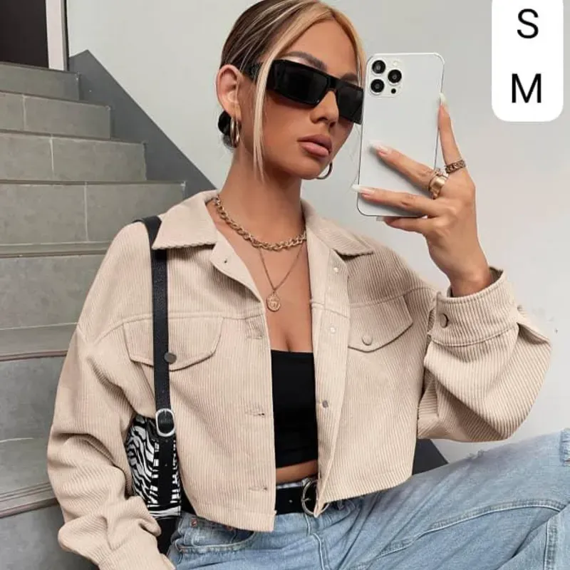  Chaqueta Crop Beige – Estilo urbano con esencia chic