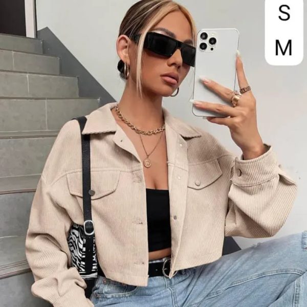  Chaqueta Crop Beige – Estilo urbano con esencia chic