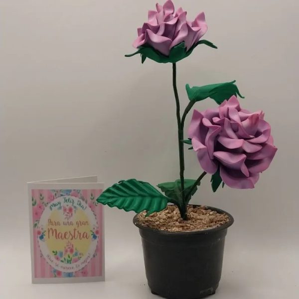 Maceta plastica con rosas de foami + postalita a eleccion