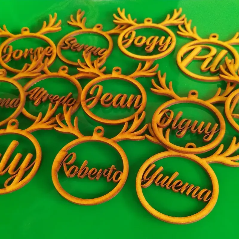 Bola navideña con nombre ruteado