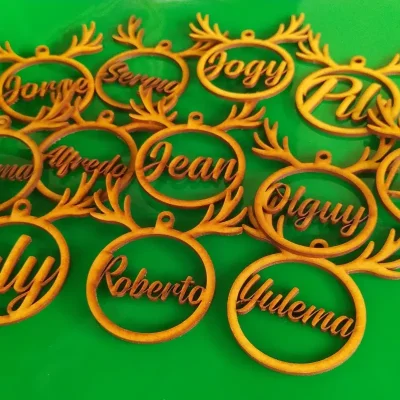 Bola navideña con nombre ruteado