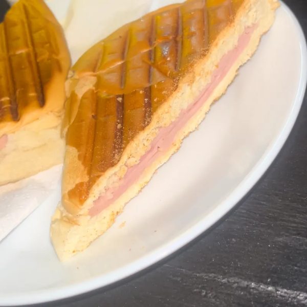 Pan con jamón y queso  gouda