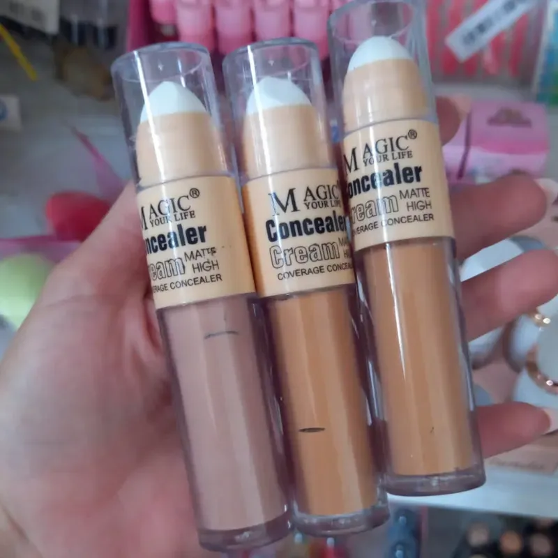 Corrector de ojeras líquido con esponja para aplicar