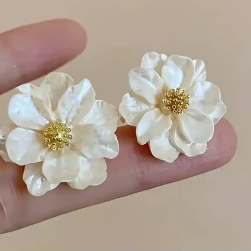 PENDIENTES FLORALES BLANCOS