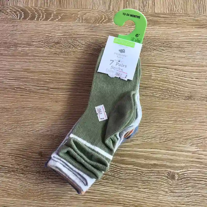 Par de medias de colores con dos rayas blancas