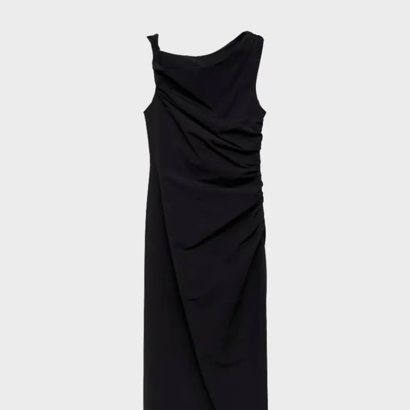 Vestido negro arrugado en manga