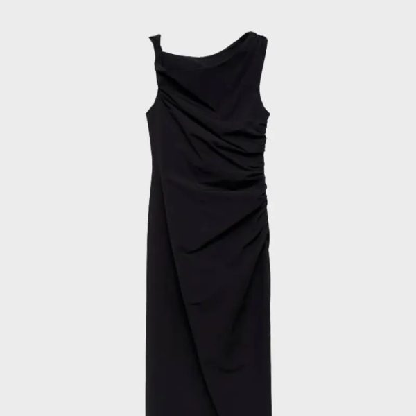 Vestido negro arrugado en manga