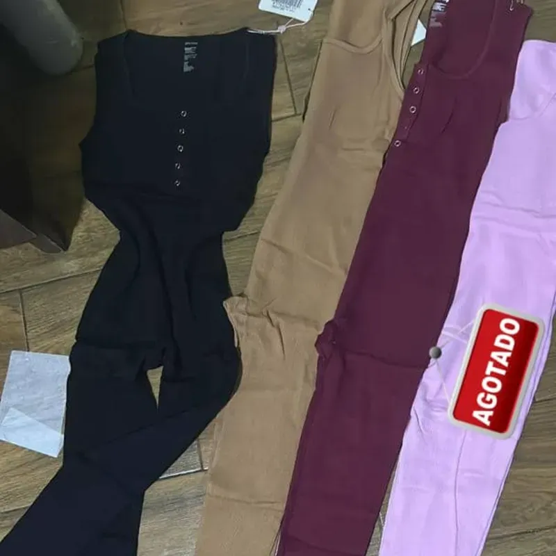 Enterizos deportivos con broches