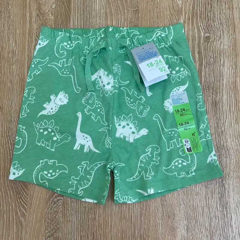 Short color verde con dinosaurios