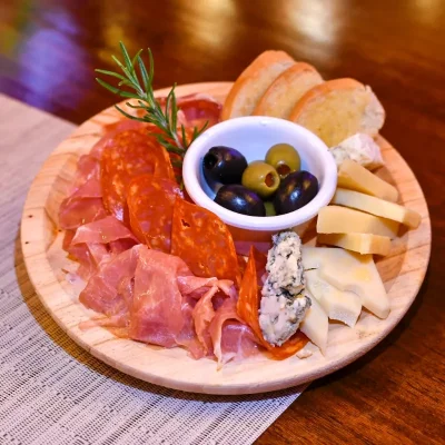 Tabla de Jamón Serrano , Chorizo y Quesos