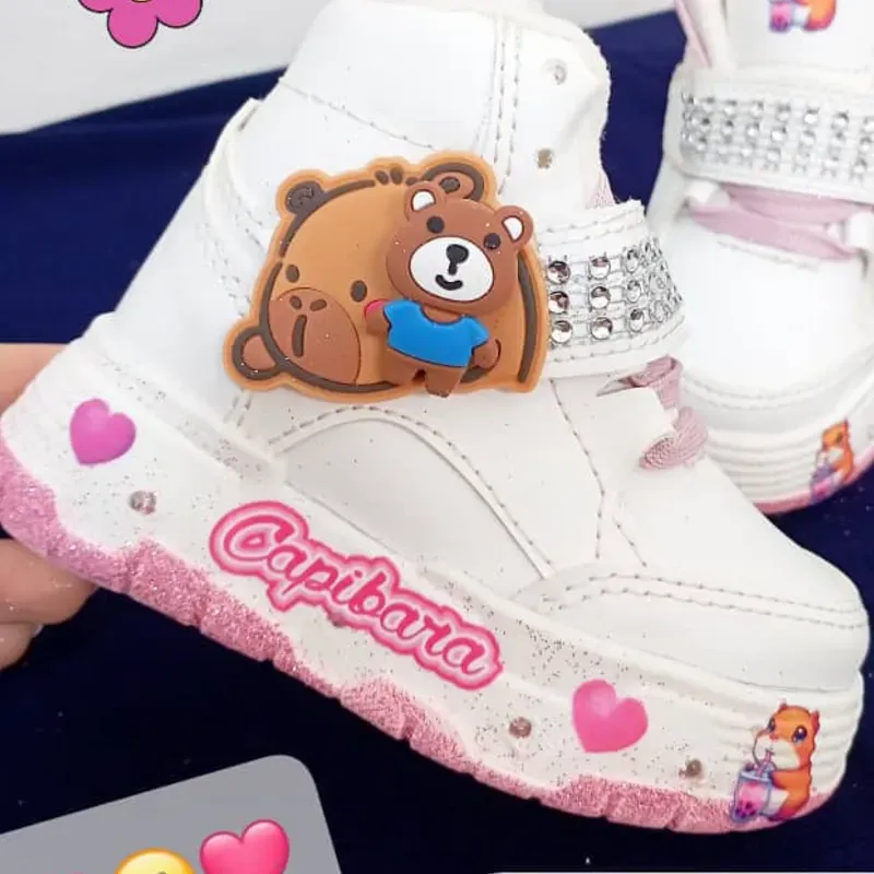 BOTA BLANCA CAPIBARA DETALLES ROSA TIRA CON PIEDRAS  Alumbran