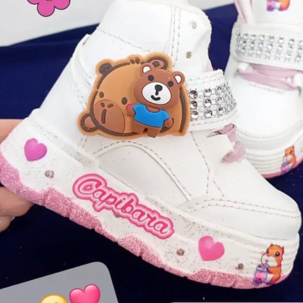 BOTA BLANCA CAPIBARA DETALLES ROSA TIRA CON PIEDRAS  Alumbran