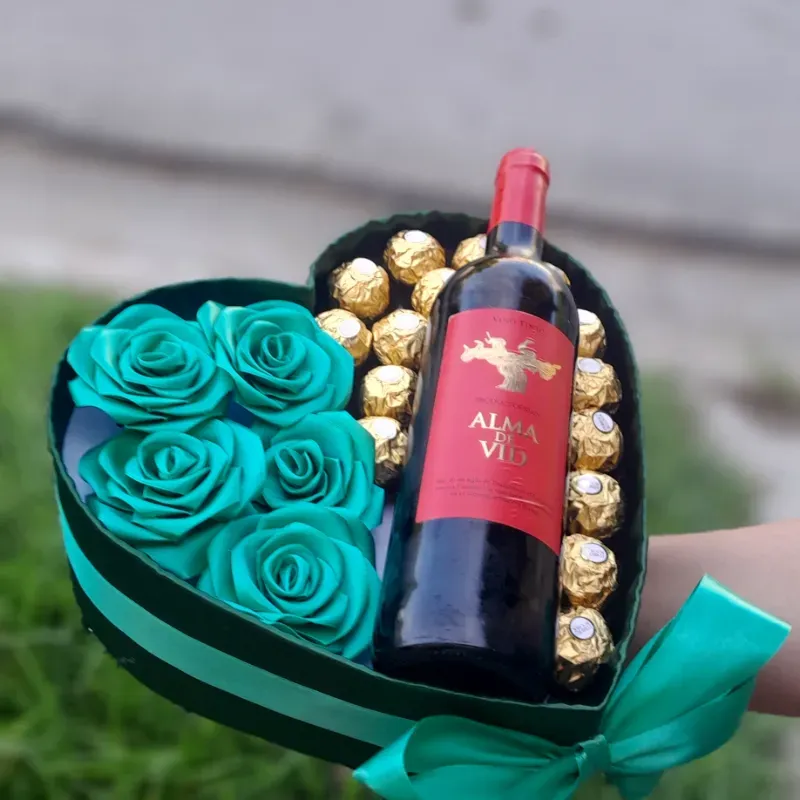 Chocolates, rosas y vino tinto