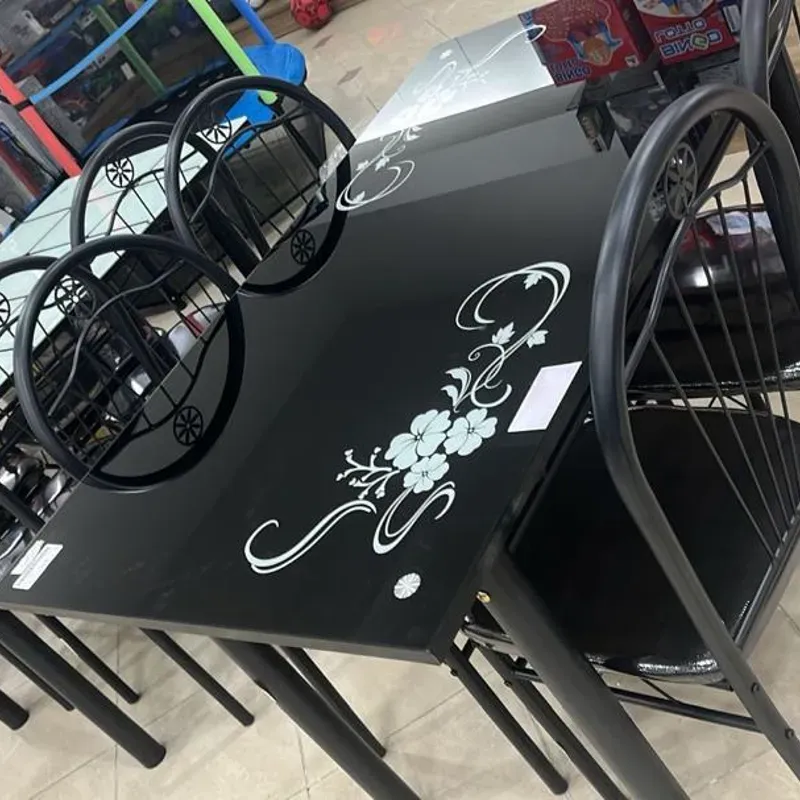 Juego de mesa con 4 sillas