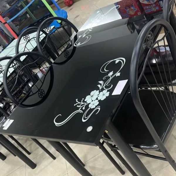 Juego de mesa con 4 sillas