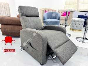 Silla reclinable para sala de estar con respaldo ajustable y reposapiés.