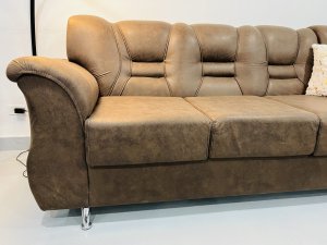 Brasileño Moderno Esquinero en polipiel carmelita