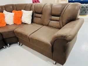 Brasileño Moderno Esquinero en polipiel carmelita