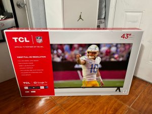 TELEVISOR INTELIGENTE LED TCL DE 43" CON RESOLUCIÓN FHD 1080P Y ROKU TV - 43S310R