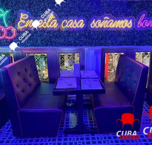 Set de pullmans y mesa para bares y cafeterías